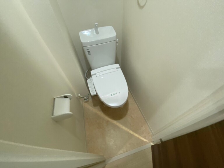 宝塚市高司の空室丸ごとクリーニング トイレを清掃した様子