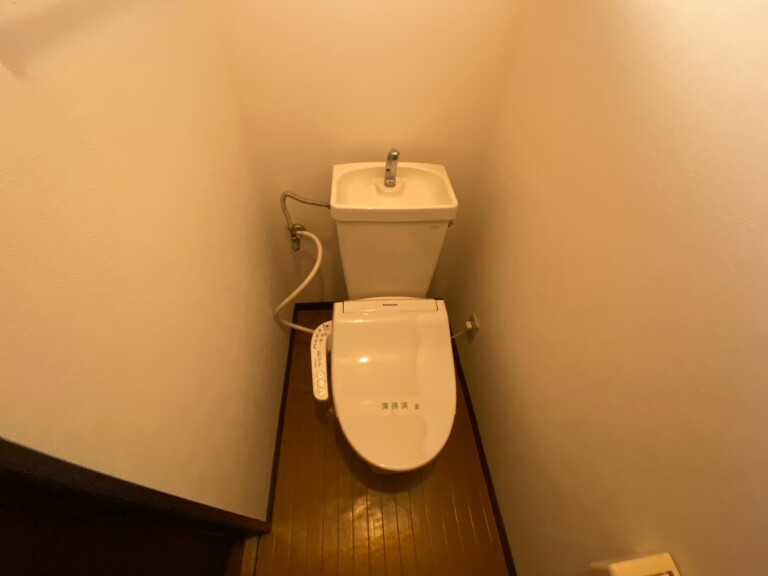 宝塚市高司の空室丸ごとクリーニング トイレを清掃した様子