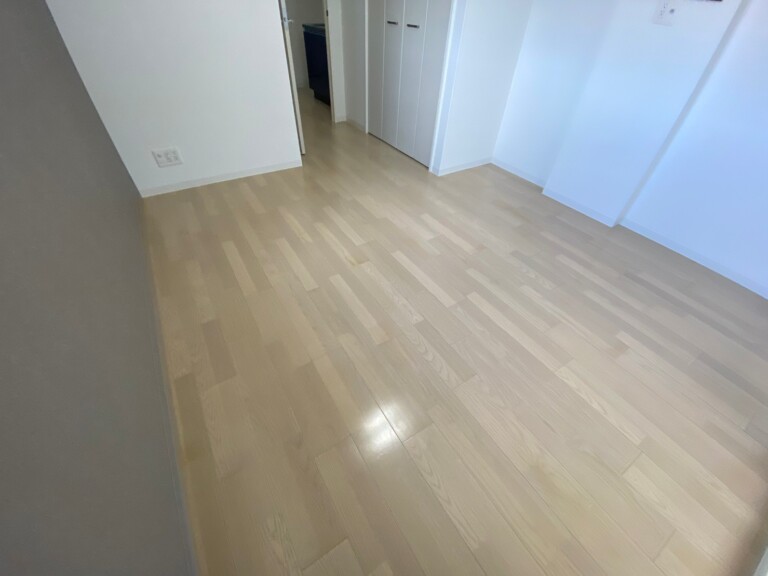 宝塚市高司の空室丸ごとクリーニング 別室の床を清掃した様子