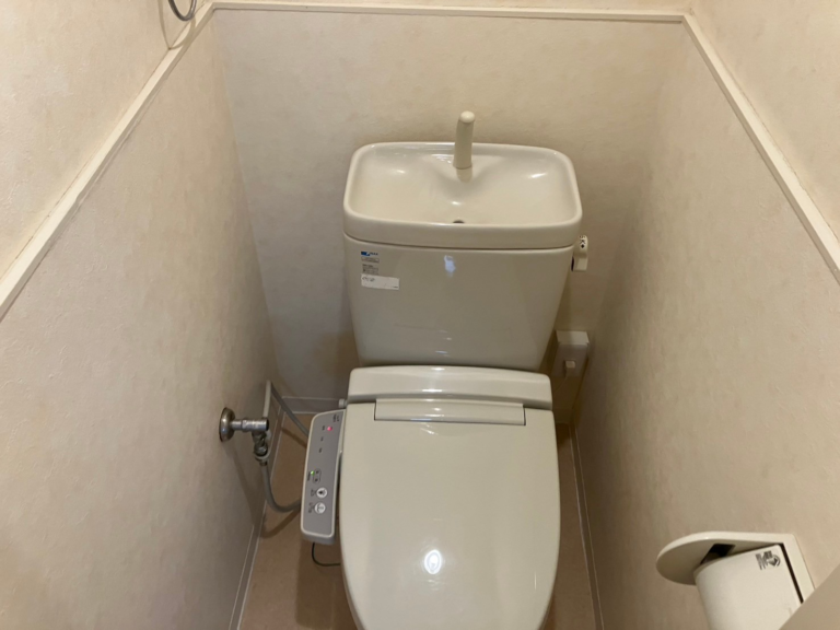 加西市北条町古坂の空室丸ごとクリーニング トイレを清掃した様子
