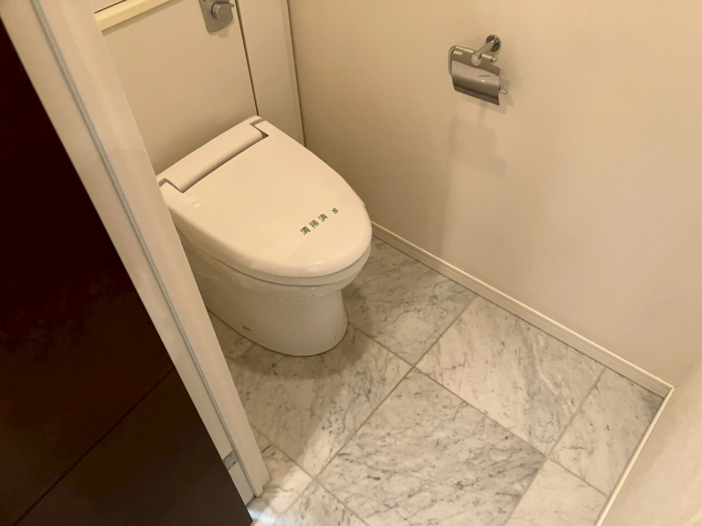 宝塚市長尾町の空室丸ごとクリーニング トイレを清掃した様子