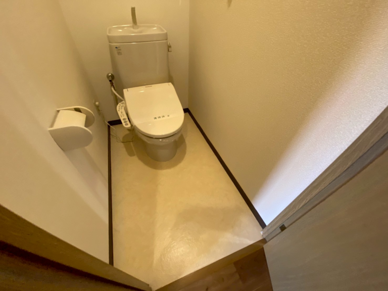 宝塚市雲雀丘の空室丸ごとクリーニング トイレを清掃した様子