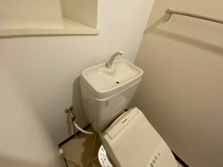 宝塚市雲雀丘の退去後空室クリーニング トイレまわりを清掃した様子