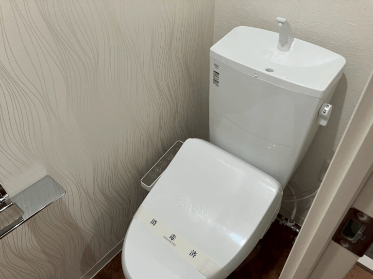 川西市新田の空室丸ごとクリーニング トイレを清掃した様子