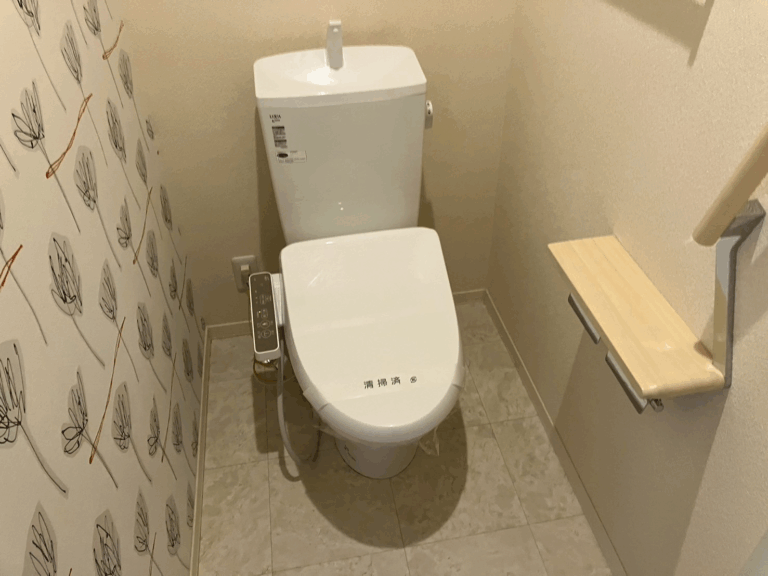 宝塚市花屋敷荘園の空室丸ごとクリーニング トイレを清掃した様子