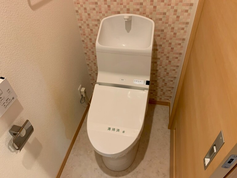 宝塚市清荒神の空室丸ごとクリーニング トイレを清掃した様子