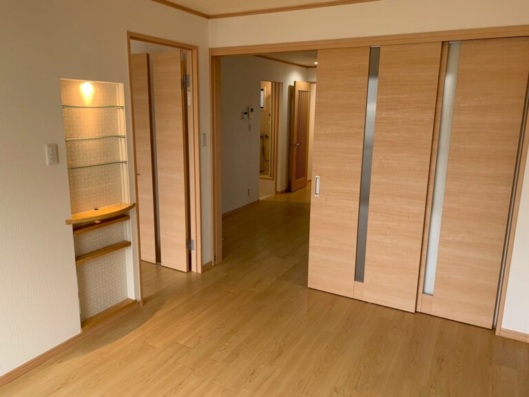 宝塚市清荒神の空室丸ごとクリーニング 床を清掃した様子