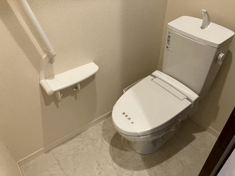 宝塚市山手台の空室丸ごとクリーニング トイレを清掃した様子