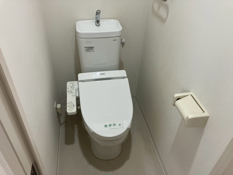伊丹市森本の空室丸ごとクリーニング トイレを清掃した様子