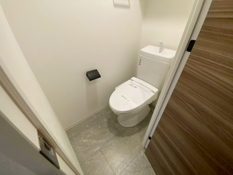 川西市小戸の空室丸ごとクリーニング トイレを清掃した様子