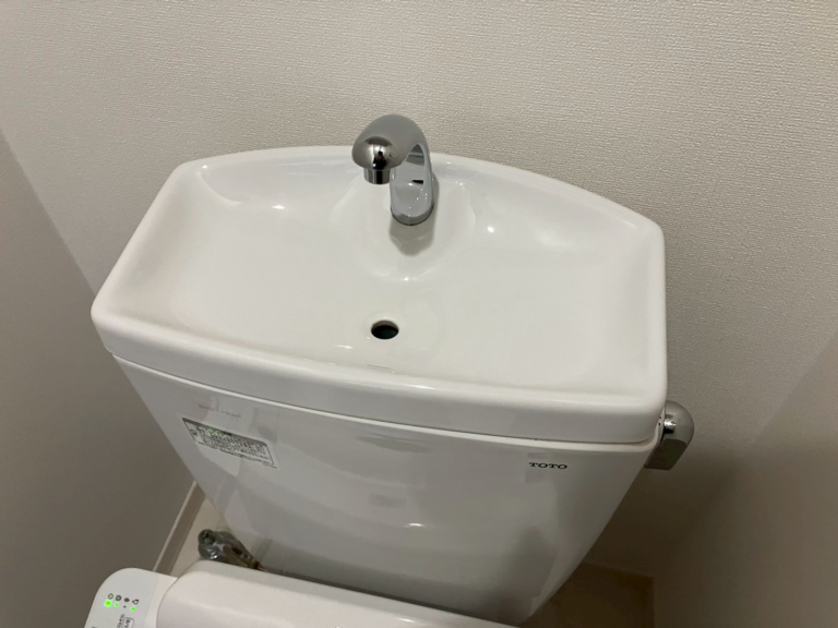 宝塚市武庫川の空室丸ごとクリーニング トイレまわりを清掃した様子