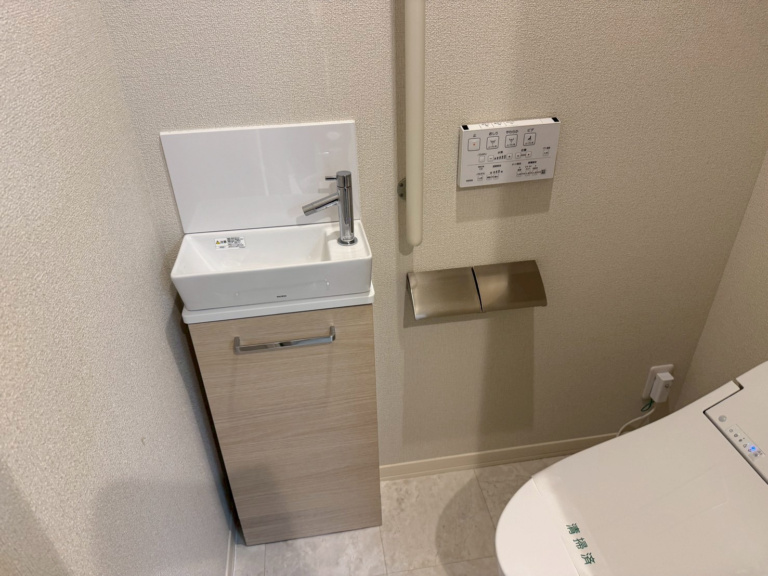 川西市東久代の退去後マンション トイレを清掃した様子