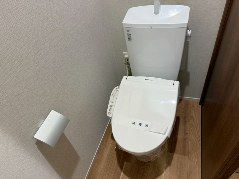 川西市小戸の退去後マンション トイレを清掃した様子