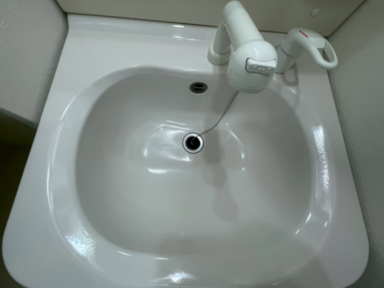 伊丹市中央の退去後清掃 洗面まわりを清掃した様子
