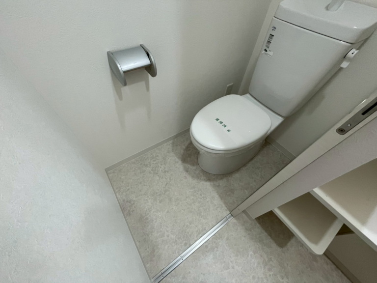 伊丹市中央の空室丸ごとクリーニング トイレを清掃した様子