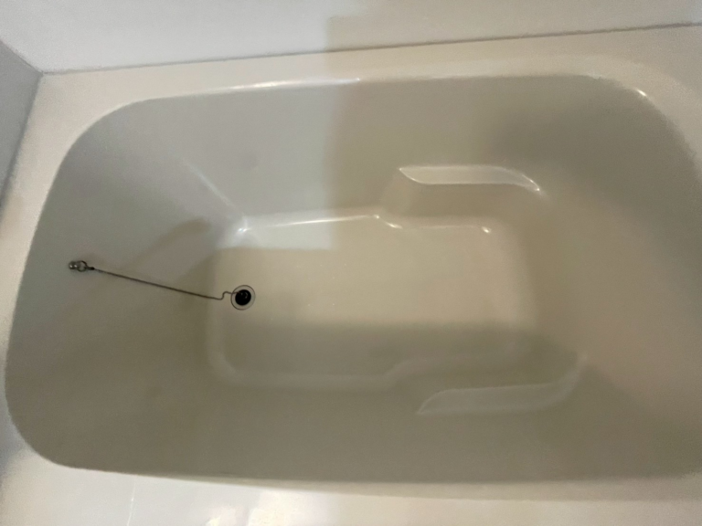 伊丹市中央の空室丸ごとクリーニング 浴槽を清掃した様子