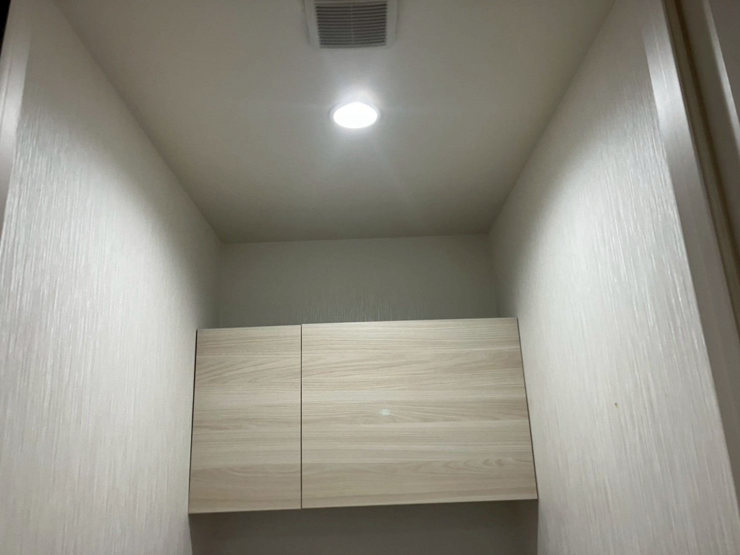 宝塚市中筋の空室クリーニング トイレの吊戸棚を清掃した様子