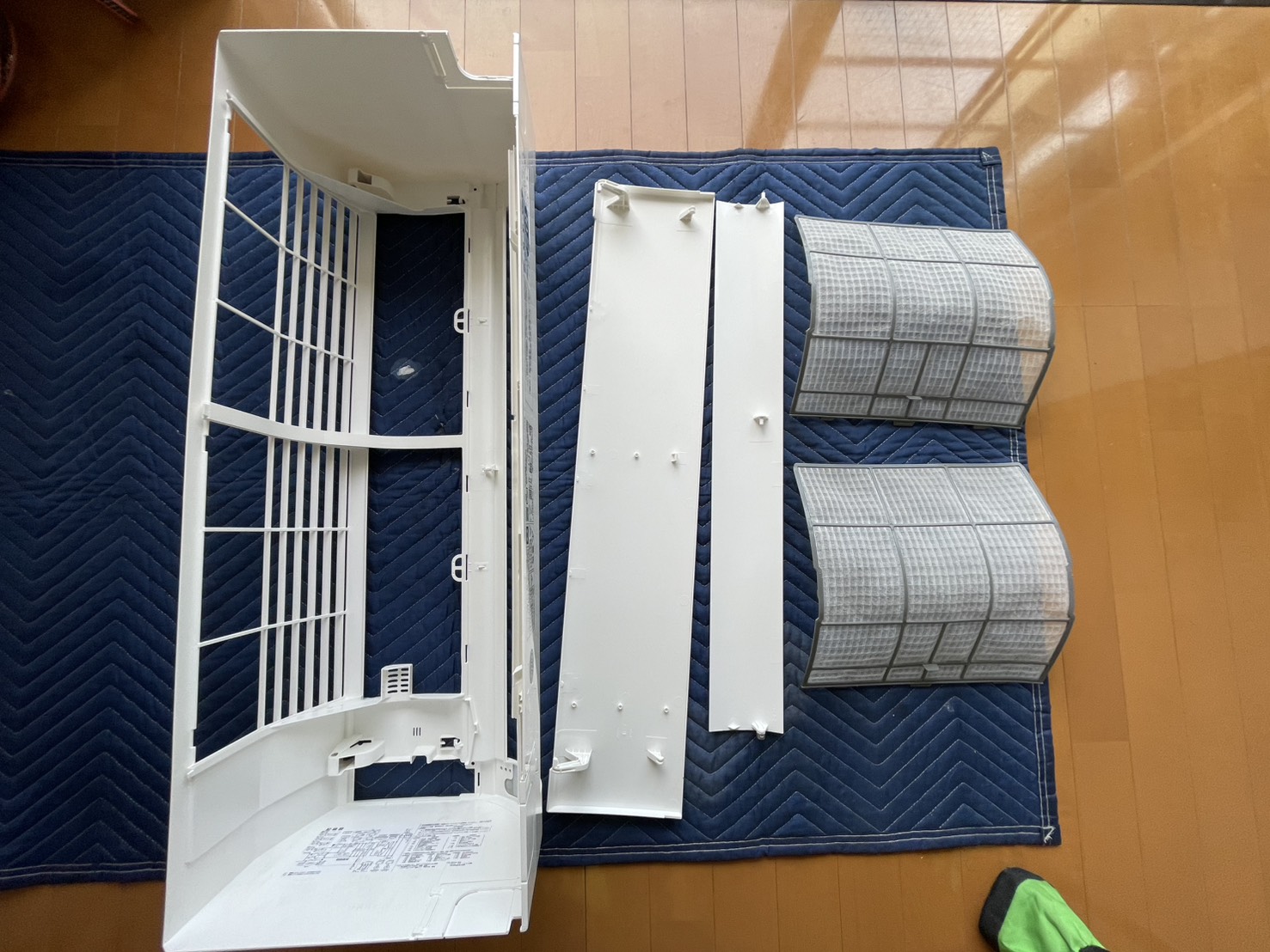宝塚市高司のエアコンクリーニング 日立RAS-AJ22N 外装パーツビフォー