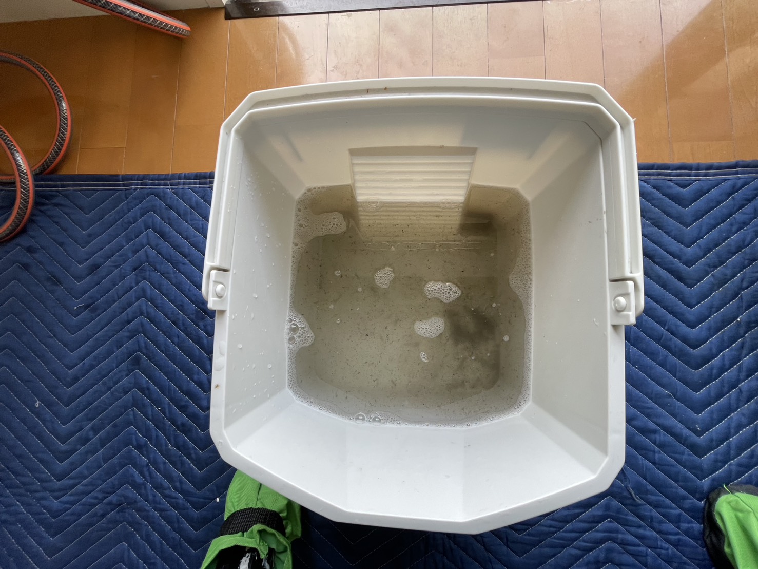 宝塚市高司のエアコンクリーニング 日立RAS-AJ22N 洗浄後汚水