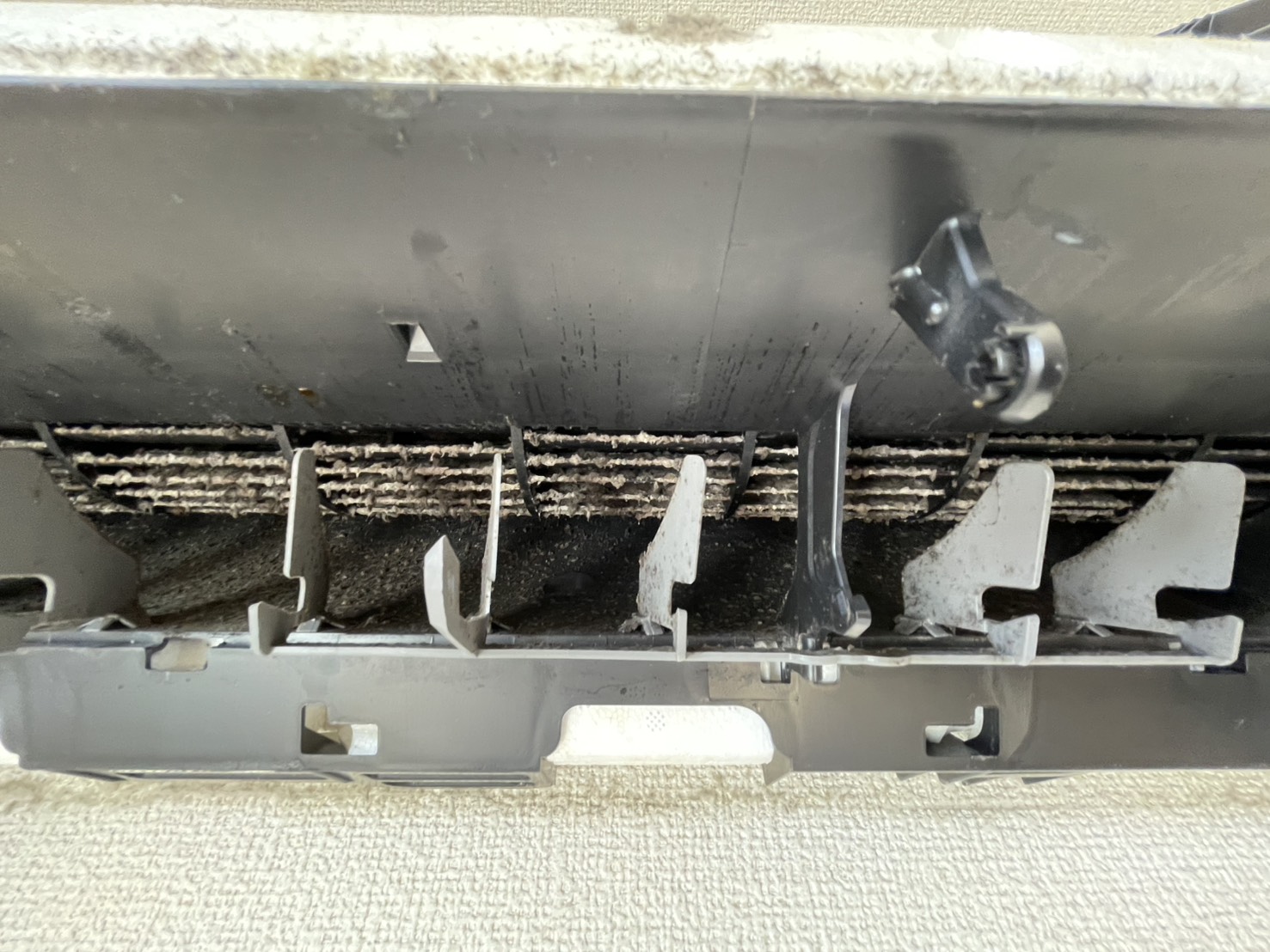宝塚市すみれガ丘のエアコンクリーニング 吹き出し口ビフォー カビ臭さが気になる壁掛けエアコン