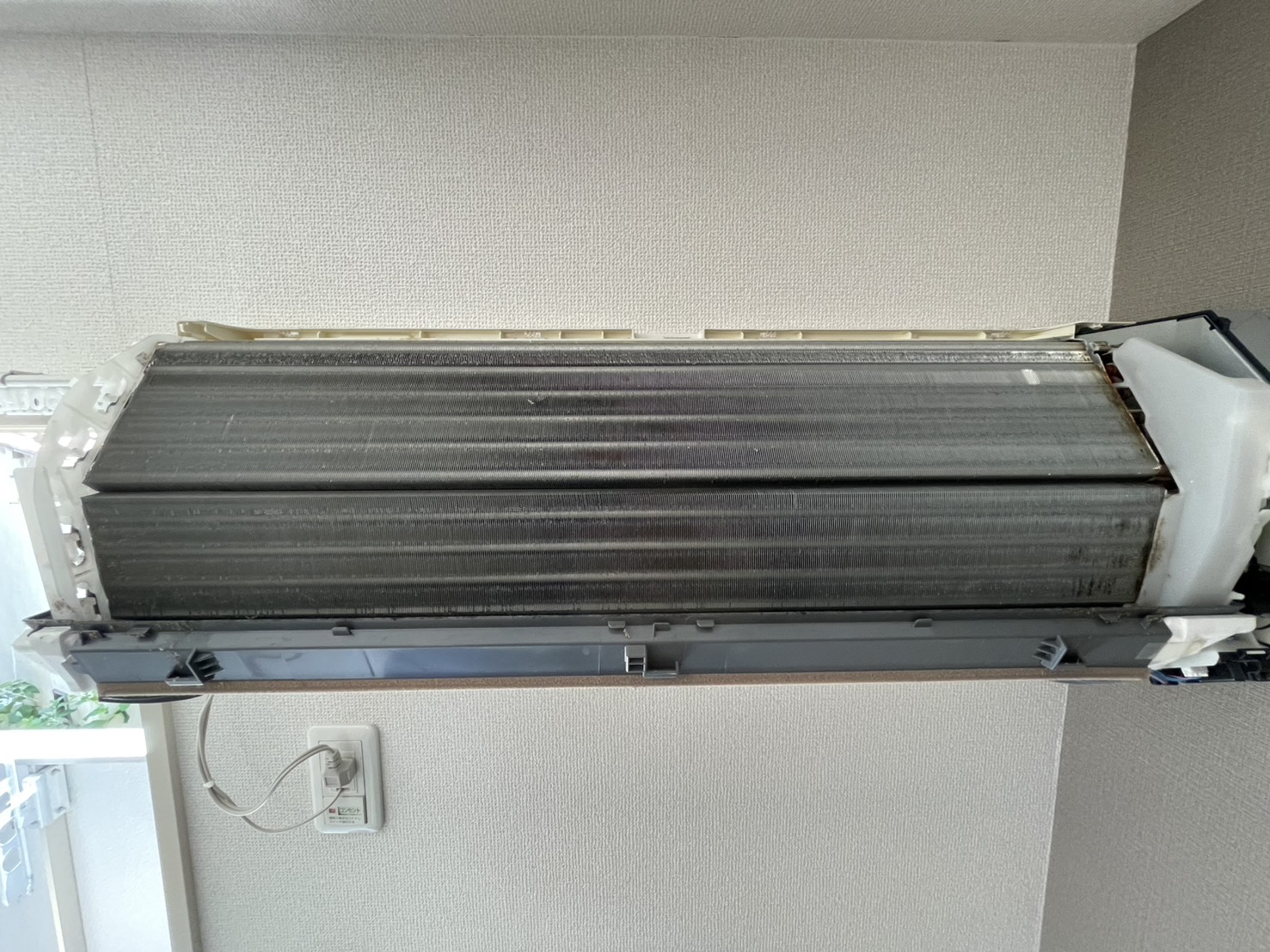 宝塚市末広町のエアコンクリーニング 熱交換器ビフォー 三菱MSZ-GV2819-W