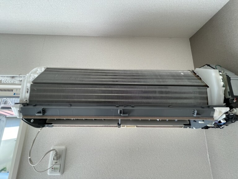 宝塚市末広町でエアコンクリーニング｜送風時のニオイが気になる壁掛けエアコンを分解洗浄