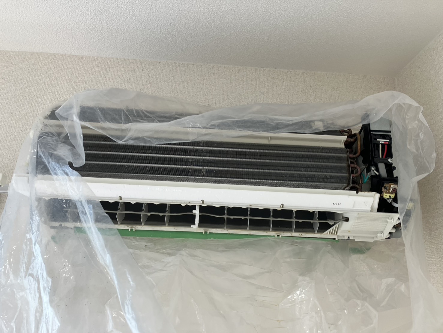 宝塚市山本のエアコンクリーニング 洗浄作業の様子