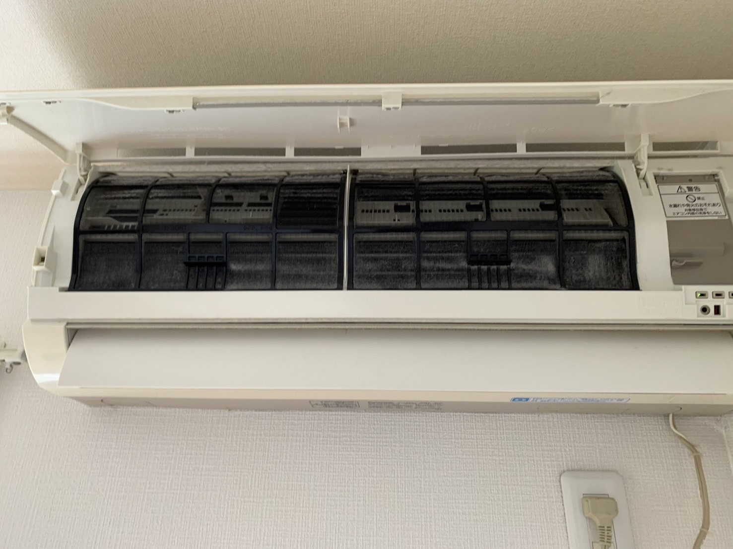 宝塚市清荒神のエアコンクリーニング フィルタービフォー