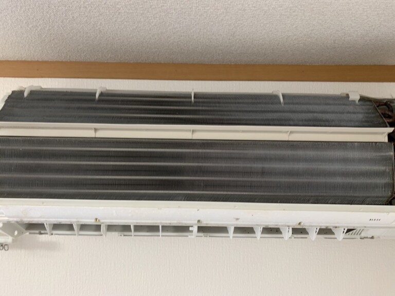 宝塚市小林でエアコンクリーニング｜吹き出し口のカビ汚れが気になる壁掛けエアコンを洗浄