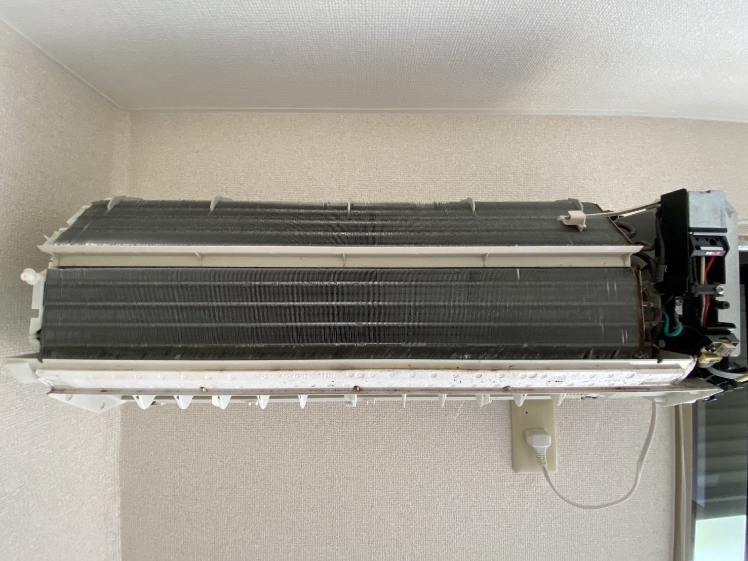伊丹市瑞穂町のエアコンクリーニング 熱交換器ビフォー