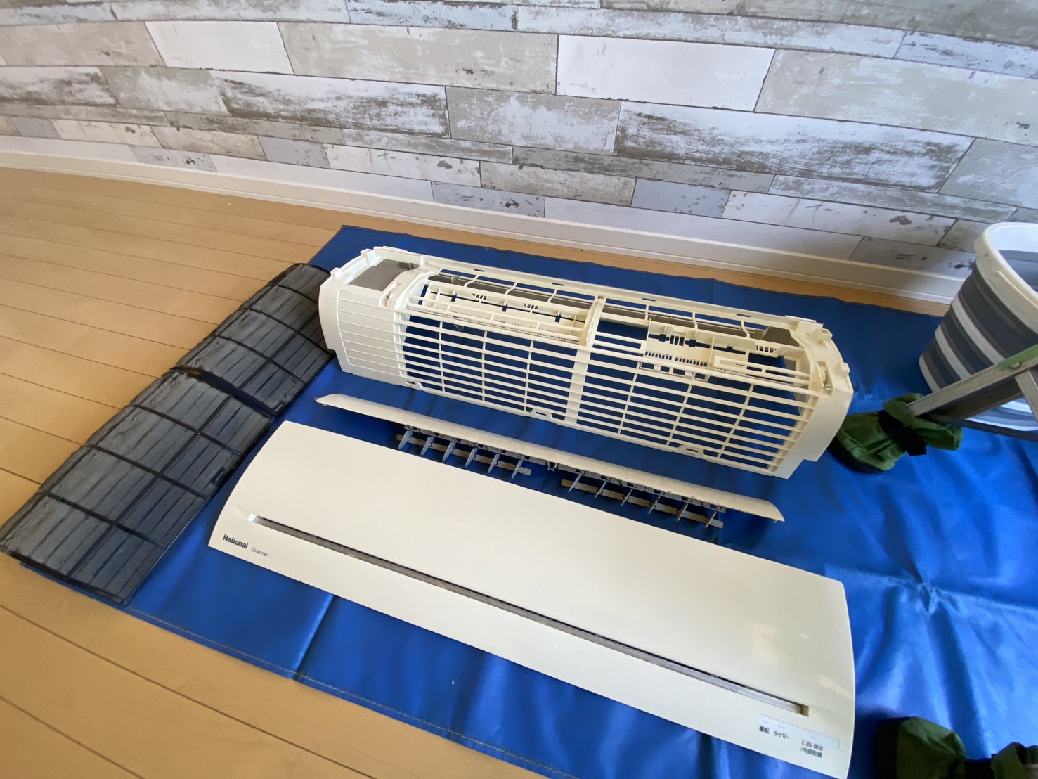 伊丹市北本町のエアコンクリーニング 外装パーツビフォー National CS-367TB2