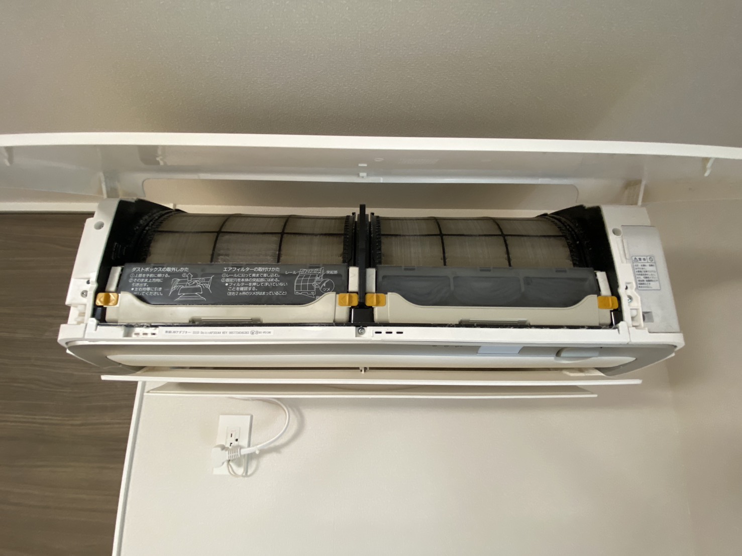 伊丹市池尻のエアコンクリーニング フィルタービフォー ダイキンF564ATAP-W