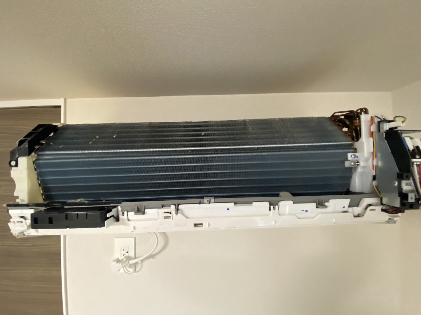 伊丹市池尻のエアコンクリーニング 熱交換器ビフォー ダイキンF564ATAP-W