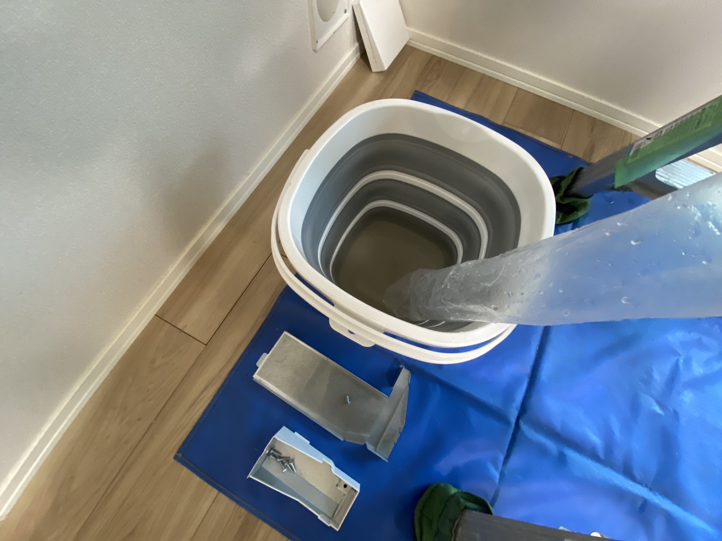 伊丹市池尻のエアコンクリーニング 洗浄後汚水 ダイキンF564ATAP-W