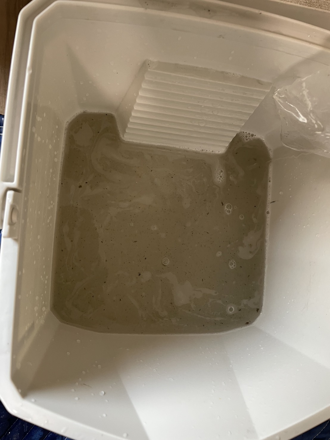川西市小花のエアコンクリーニング 洗浄後の汚水