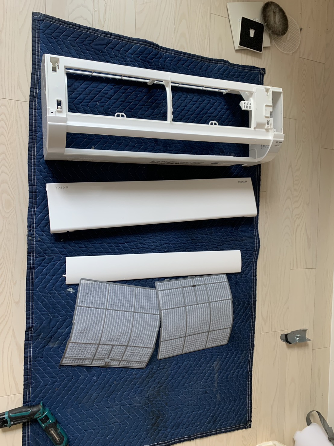 伊丹市荒牧のエアコンクリーニング 外装パーツアフター 日立RAS-AJ28M