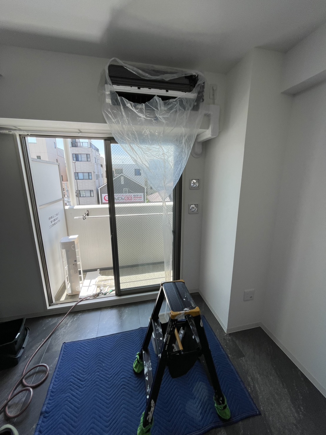 伊丹市瑞穂町のエアコンクリーニング 洗浄作業の様子