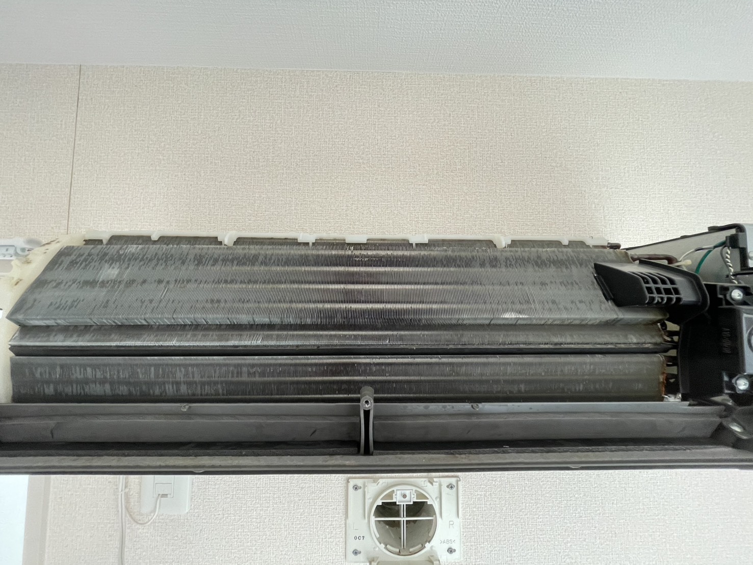 伊丹市稲野町のエアコンクリーニング 熱交換器ビフォー 富士通ゼネラルAS-C28G-W