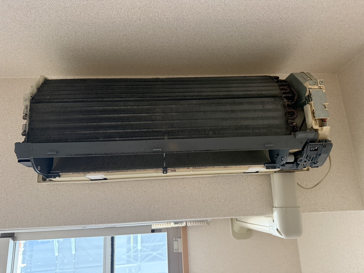 宝塚市御殿山のエアコンクリーニング 熱交換器ビフォー 三菱 MSZ-SV22T-W