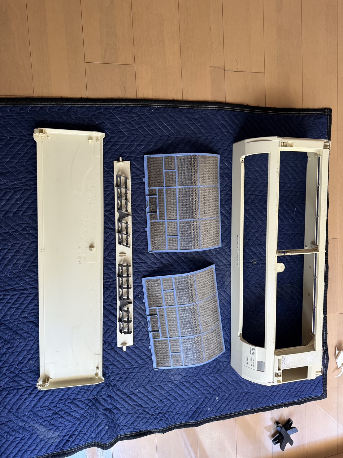 宝塚市御殿山のエアコンクリーニング 外装パーツビフォー 三菱 MSZ-SV22T-W