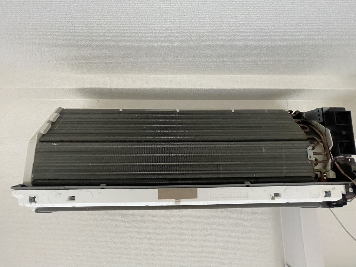 宝塚市安倉中のエアコンクリーニング 熱交換器ビフォー ダイキン F22XTES-W