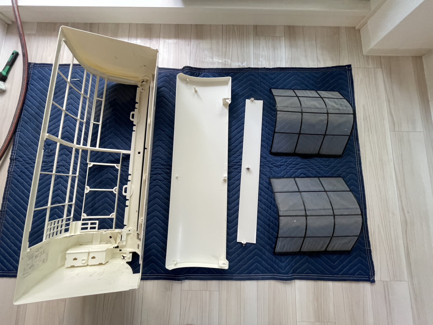 宝塚市安倉中のエアコンクリーニング 外装パーツビフォー ダイキン F22XTES-W