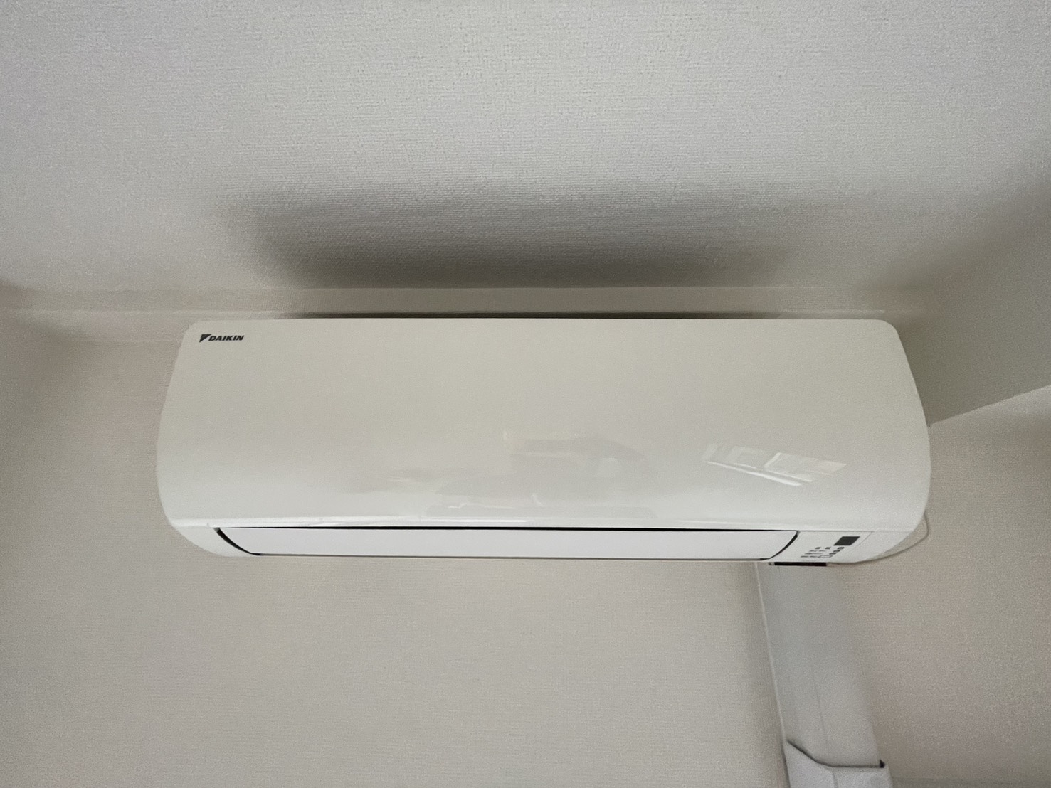 エアコンクリーニングを宝塚市安倉中で実施した寝室の壁掛けエアコン本体 ダイキン F22XTES-W
