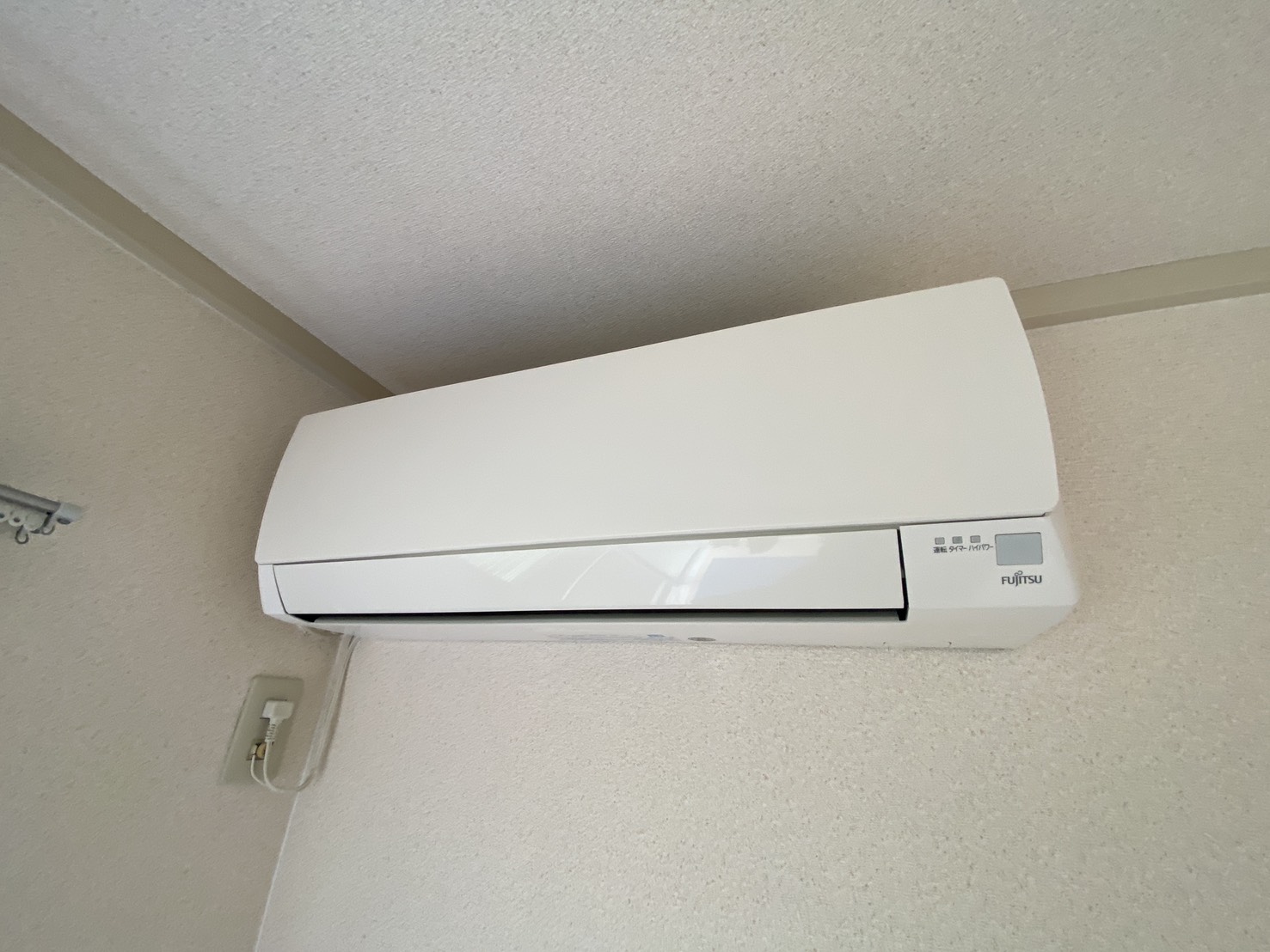 エアコンクリーニングを川西市南花屋敷で実施したリビングの壁掛けエアコン本体