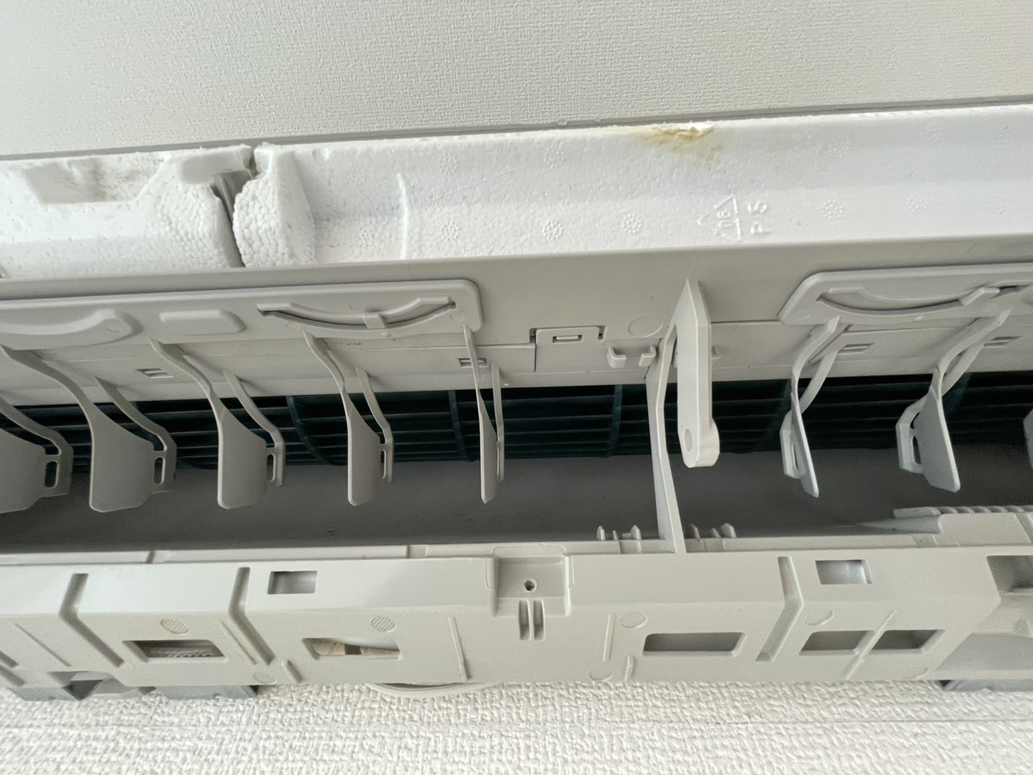 宝塚市仁川高台のエアコンクリーニング 吹き出し口ビフォー シャープ AC-28JFT