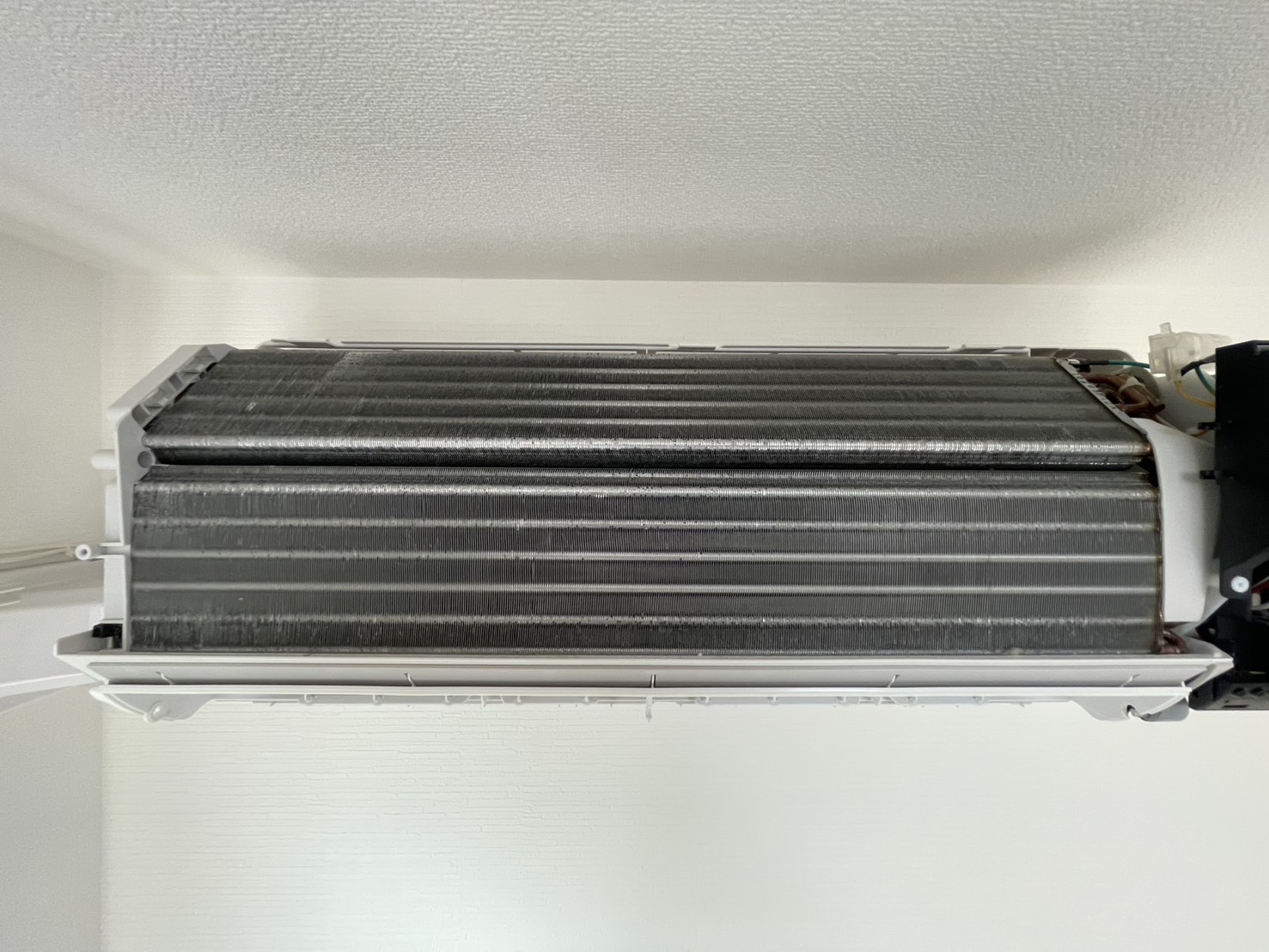 宝塚市光ガ丘のエアコンクリーニング 熱交換器ビフォー シャープ AY-R22DM