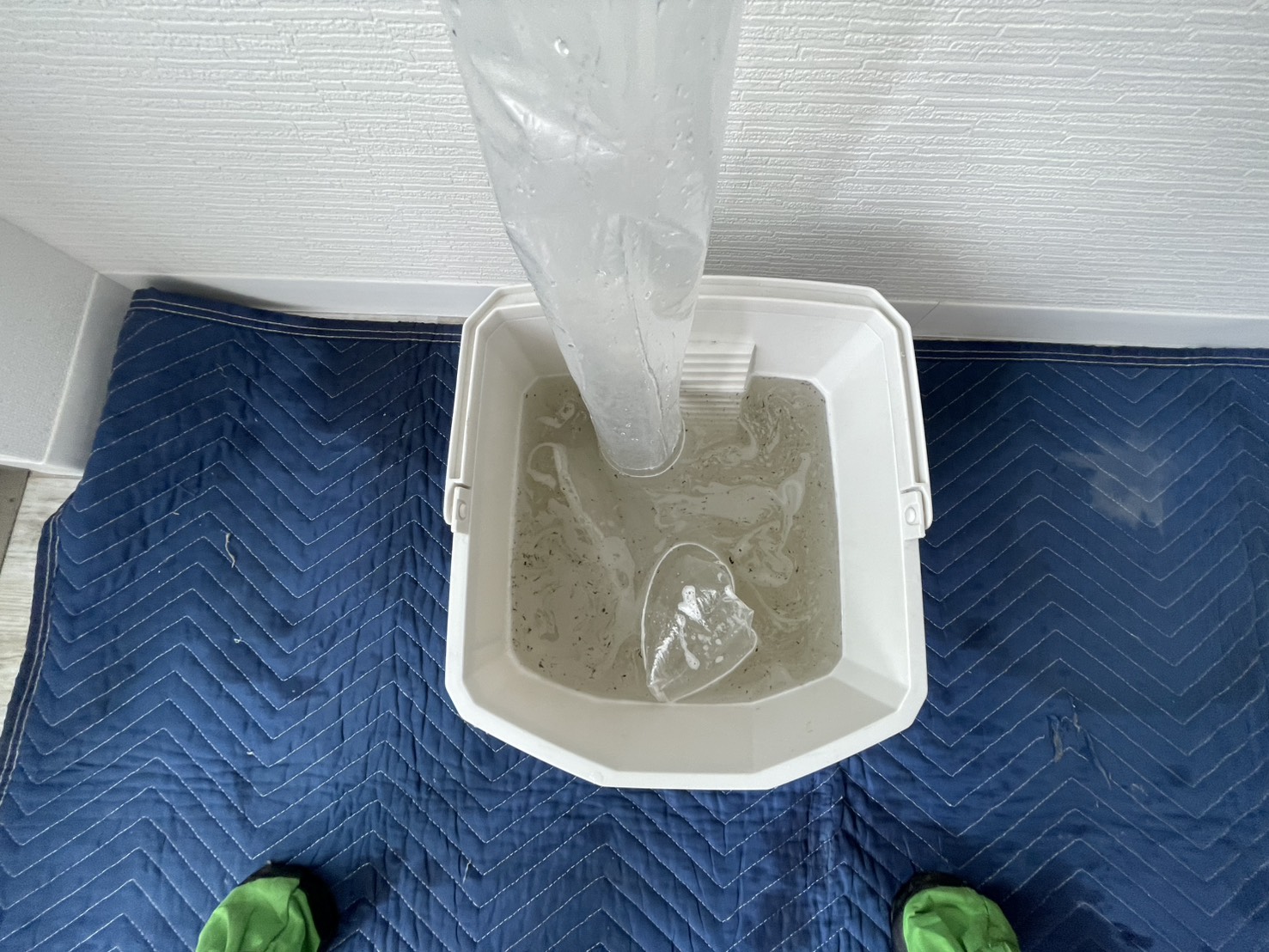 宝塚市光ガ丘のエアコンクリーニング 洗浄後汚水 シャープ AY-R22DM