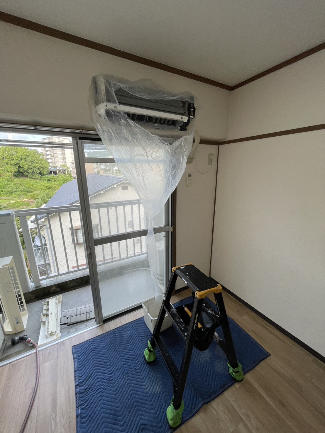 伊丹市御願塚のエアコンクリーニング 洗浄の様子 ダイキン F22PTES-W