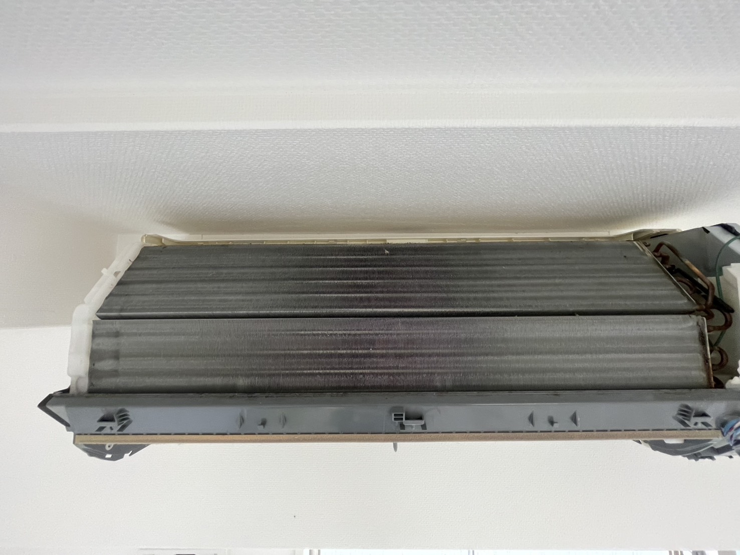 宝塚市長尾町のエアコンクリーニング 熱交換器ビフォー 三菱 MSZ-GV2220-W