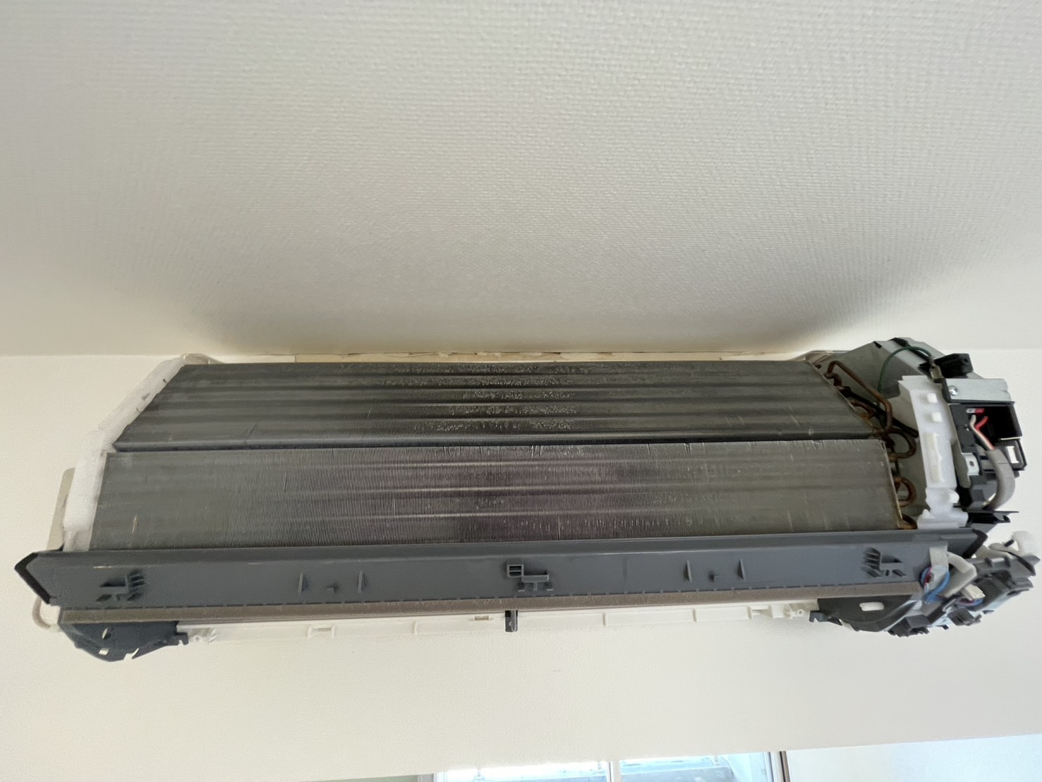伊丹市千僧のエアコンクリーニング 熱交換器ビフォー 三菱 MSZ-GV2521-W